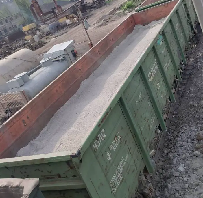 Vagon de cale ferată deschis, încărcat cu zgură de furnal răcită cu aer