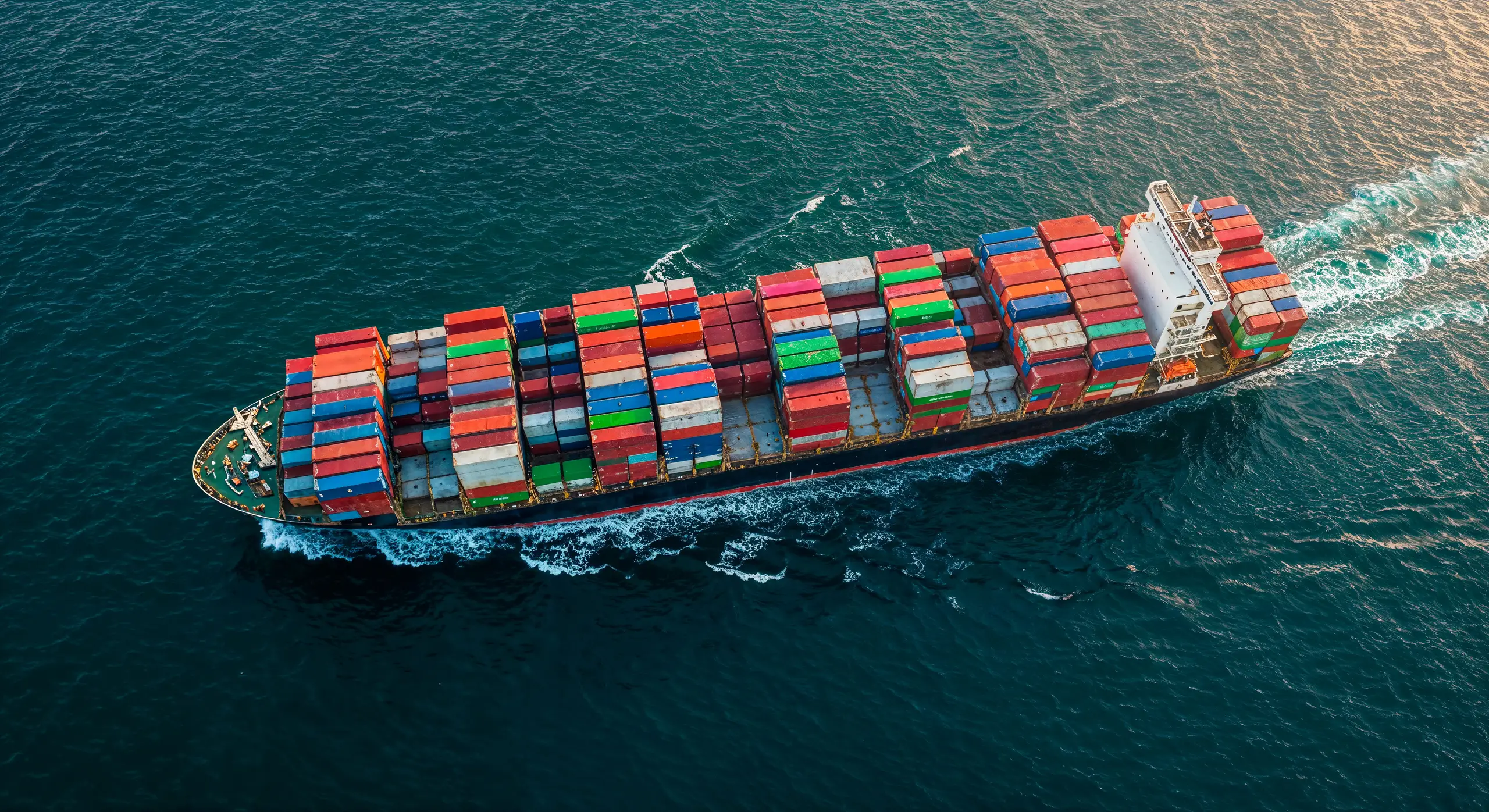 Navă portcontainer încărcată, văzută de sus, pe mare